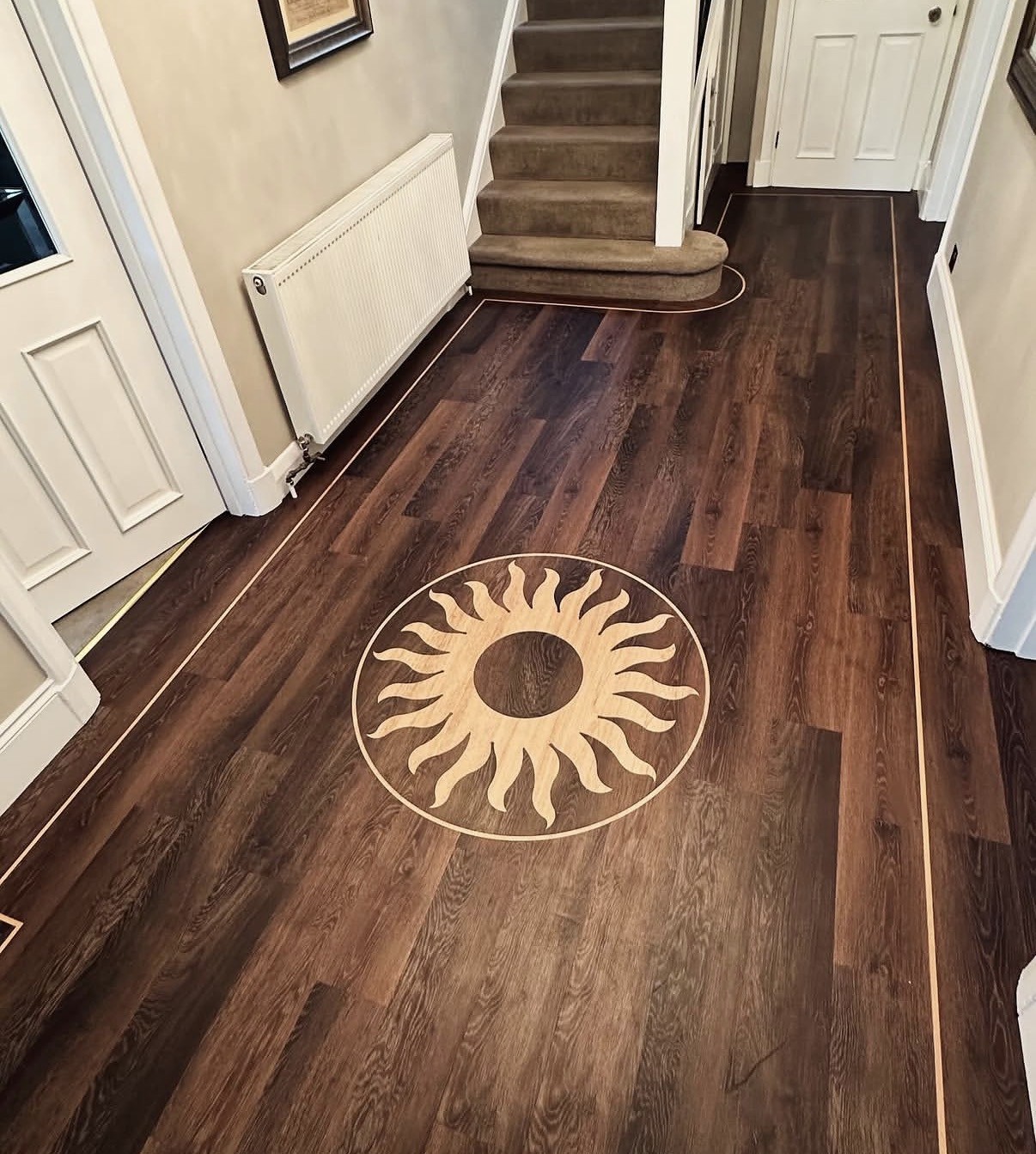LVT floor with a decorative sun feature and border